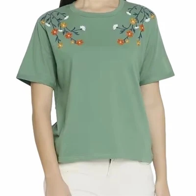 T-shirt in cotone ricamata a mano